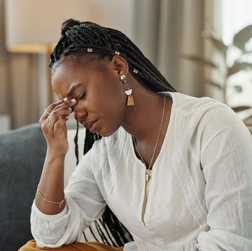 Woman with headache and difficulty concentrating, representing brain fog and cognitive health concerns.